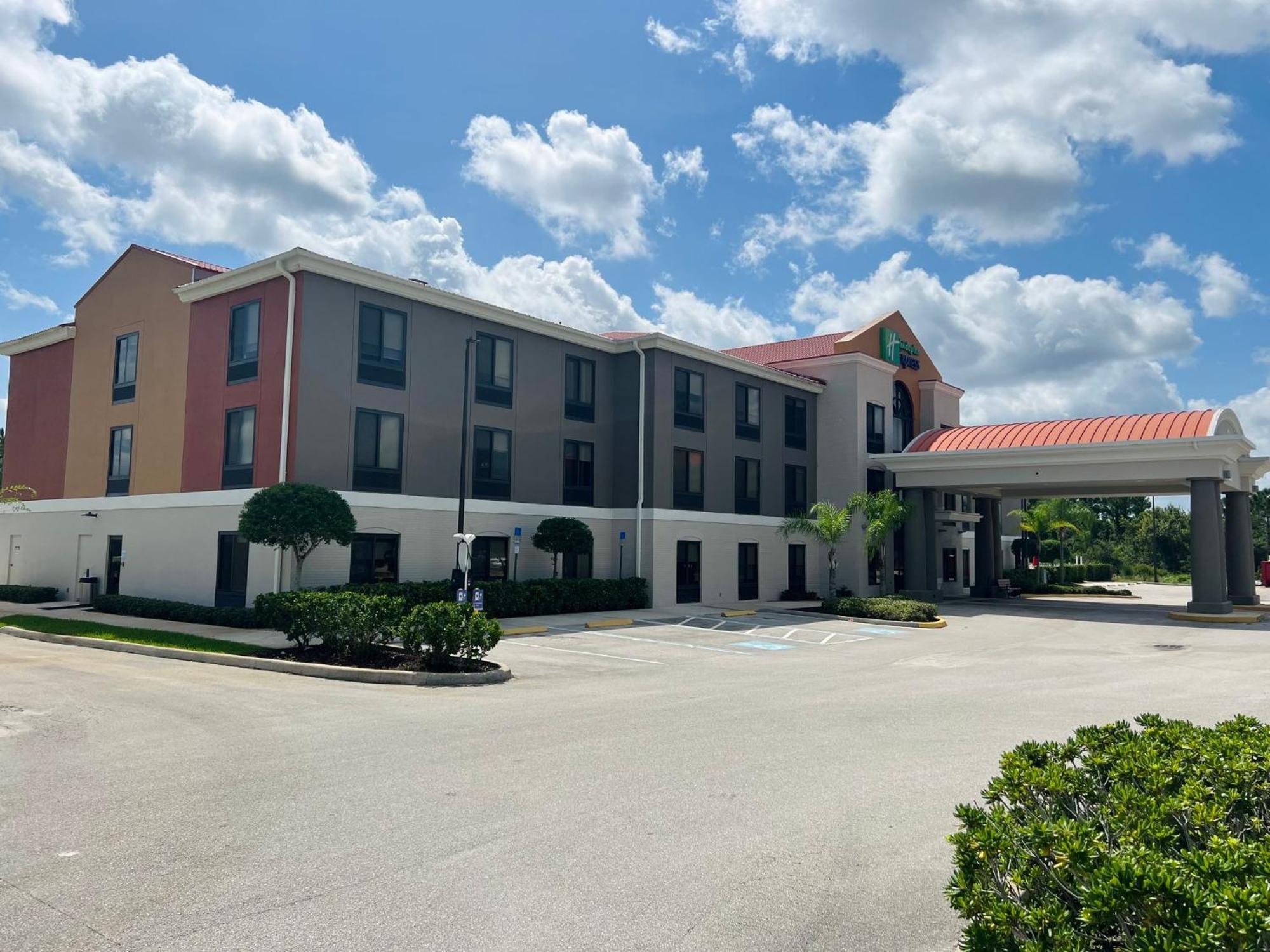 Holiday Inn Express & Suites Sebring By Ihg Bagian luar foto