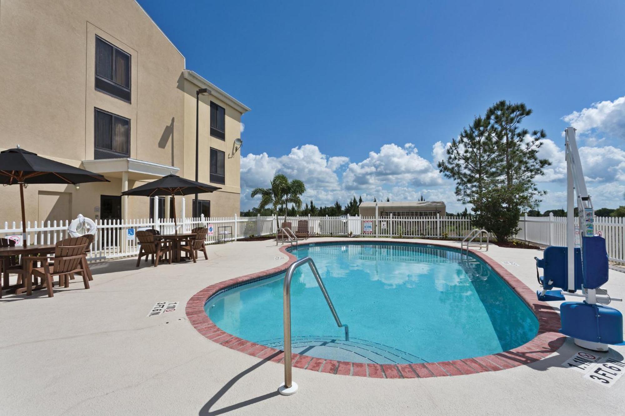 Holiday Inn Express & Suites Sebring By Ihg Bagian luar foto